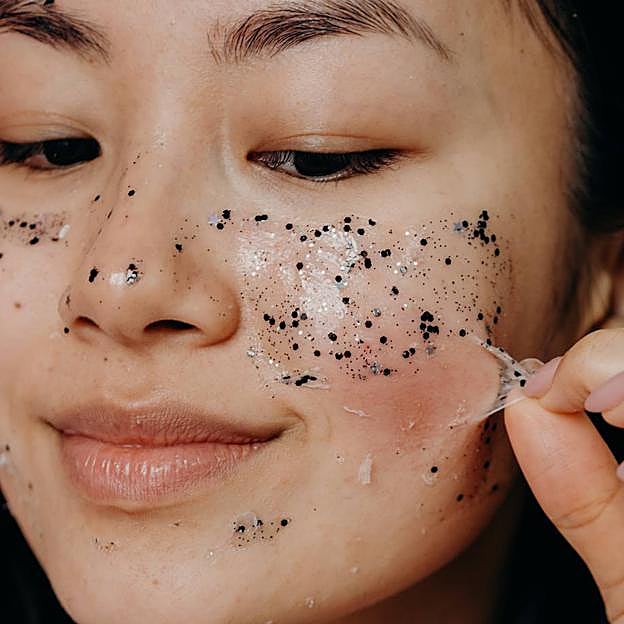 Mujer con peeling en la cara