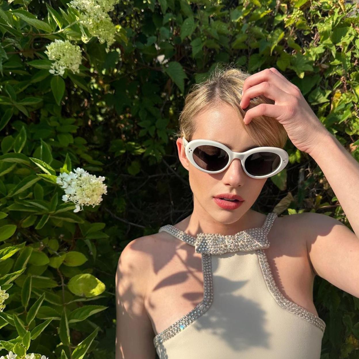 Emma Roberts con pelo rubio