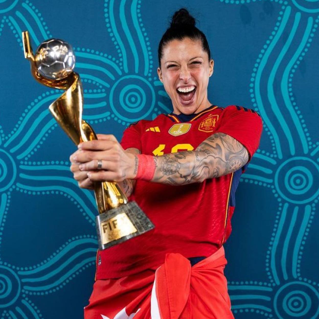La futbolista Jennifer Hermoso posa junto al trofeo que acredita a la selección femenina de fútbol como campeonas del mundo