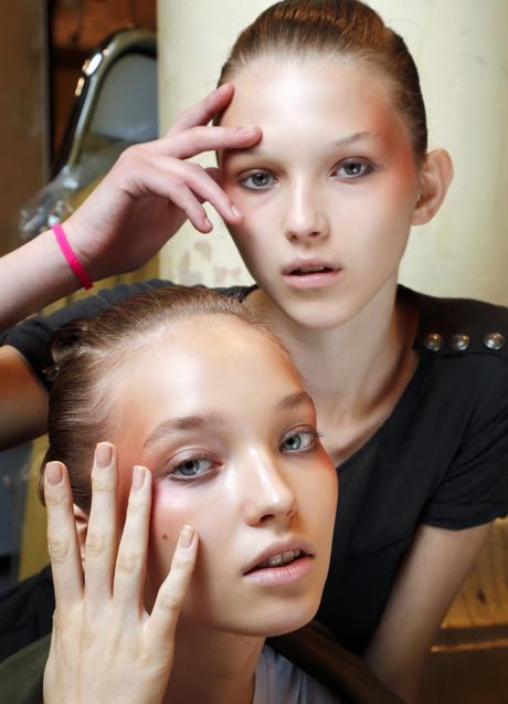 Imagen - Dos modelos con moños pulidos. FOTO: Launchmetrics Spotlight.