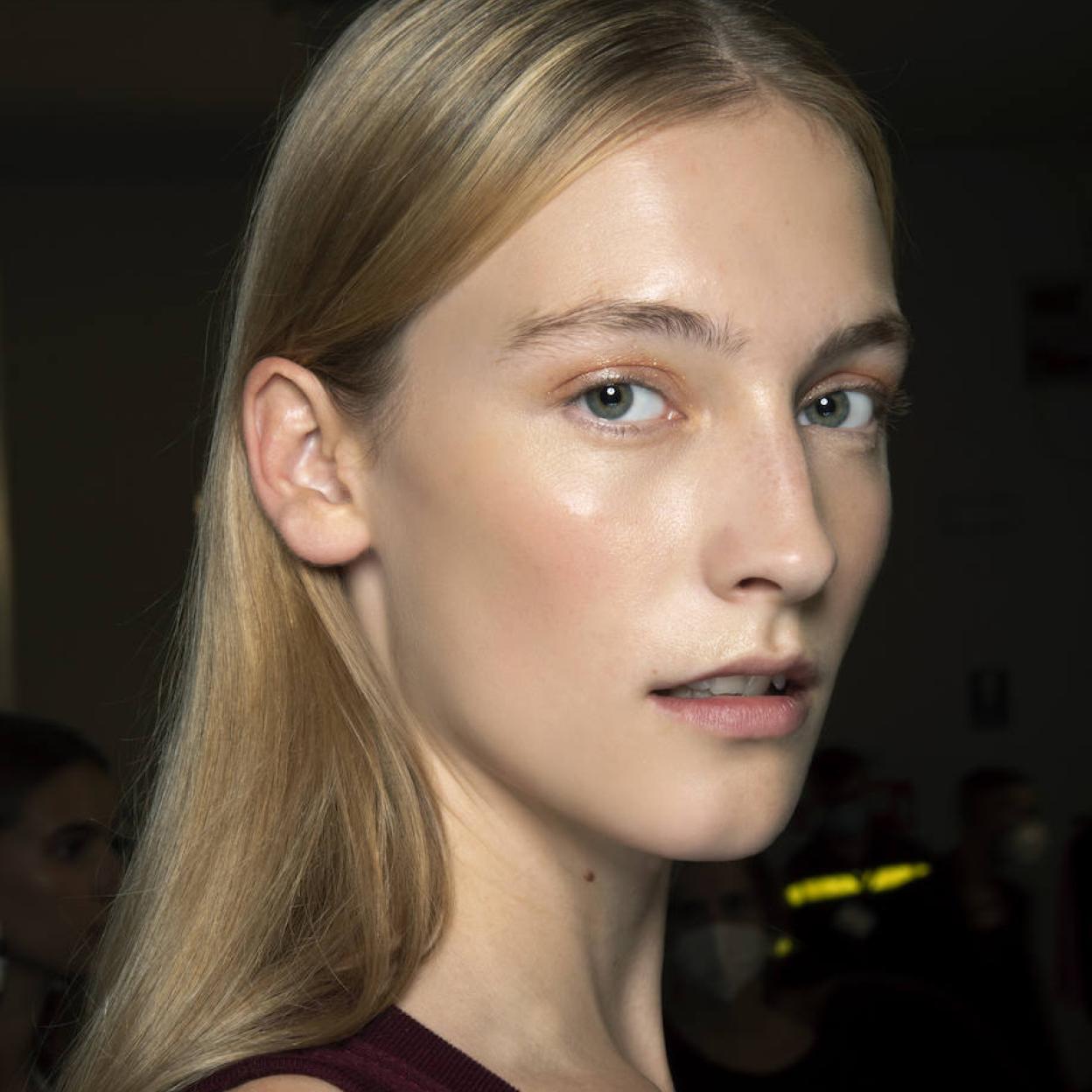 Modelo con piel lisa y radiante