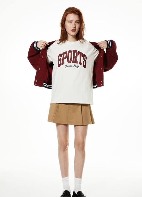 Imagen - Look con bomber varsity y falda de tablas