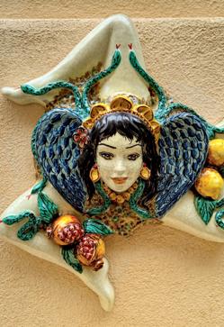 Imagen secundaria 2 - De la Roma de Valentino (arriba, la Plaza de España) a la Sicilia de Dolce&Gabbana (izq., Teatro de Taormina), recorrer Italia es ver su huella en la moda.