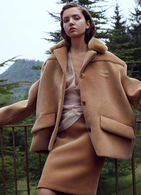 Imagen - Cazadora, camisa y falda, todo de Miu Miu. Fotografía: Sergi Pons / Estilismo: Carla Aguilar.