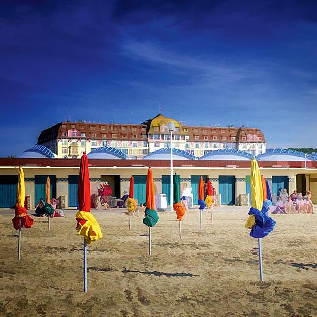 Imagen principal - Deaville, el Palais Bulles y un retrato de Pierre Cardin.