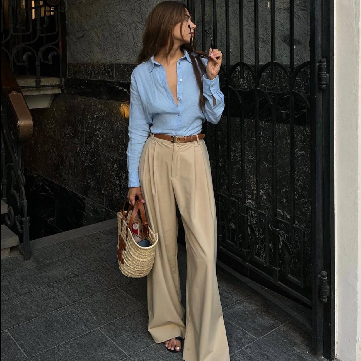 Influencer con pantalones elegantes