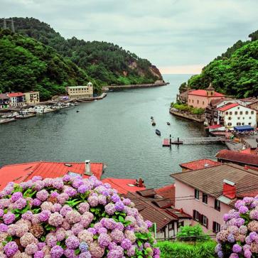 Imagen secundaria 1 - Sobre estas líneas, el Museo Balenciaga, consagrado al hijo más ilustre de Guetaria. Debajo, una panorámica de Pasaia, lugar de nacimiento de Paco Rabanne
