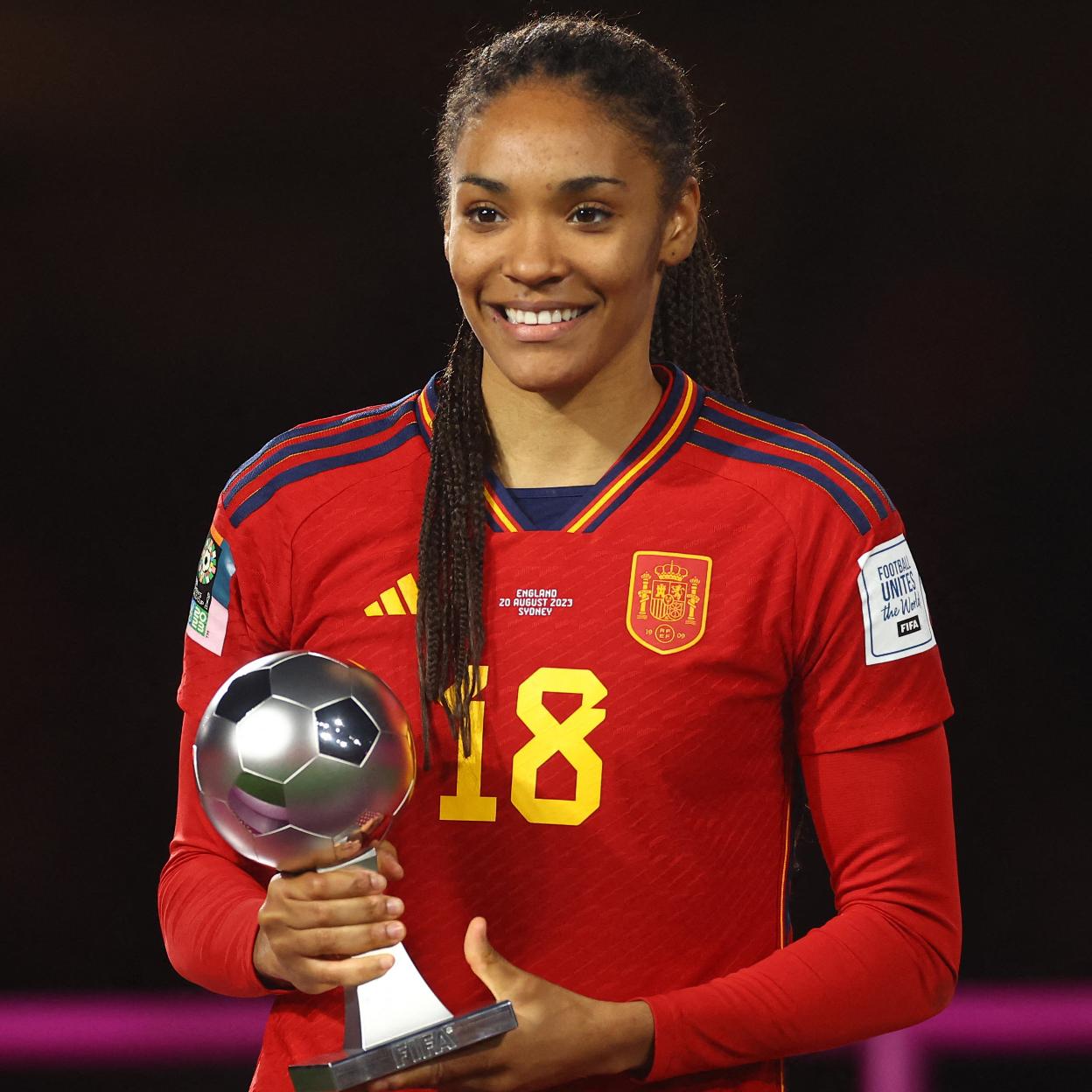 Salma Paralluelo celebra el trofeo como mejor jugadora joven del Mundial. 