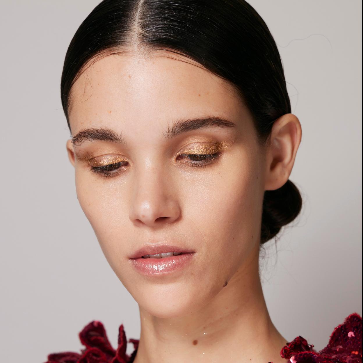 Una modelo con un maquillaje de ojos glitter.