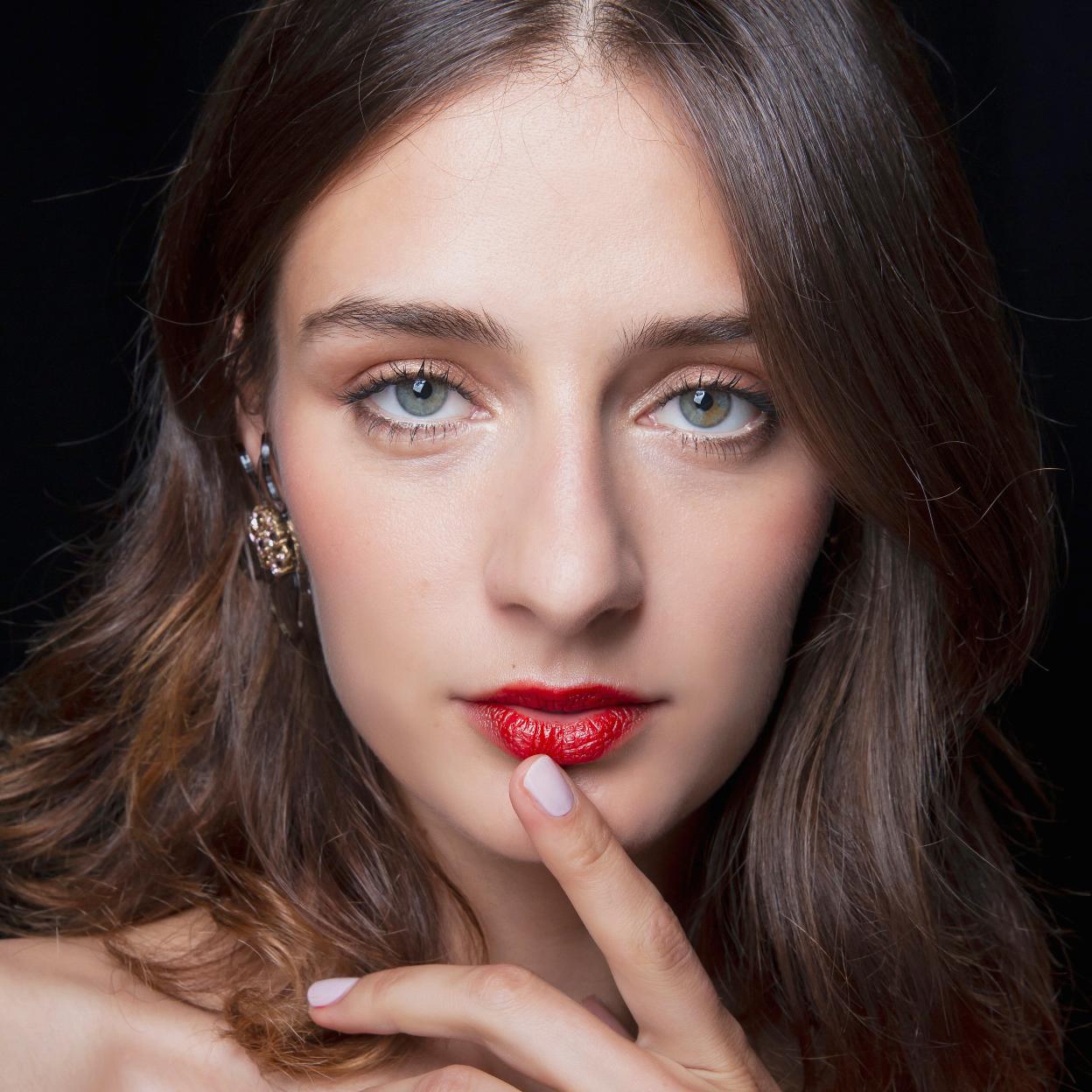 Una modelo con los labios pintados en rojo.