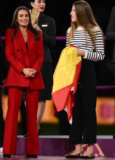 Imagen - La reina Letizia y la infanta Sofía durante la entrega de premios de la final del Mundial. / GTRES