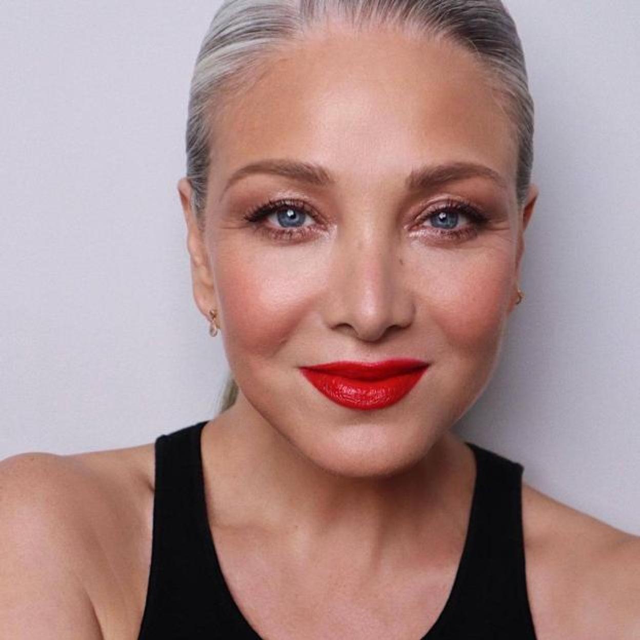 Mujer con piel madura maquillada