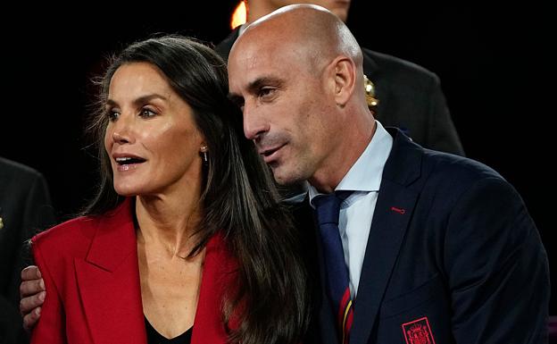 Luis Rubiales fue muy criticado también por su manera de aproximarse a la reina Letizia.