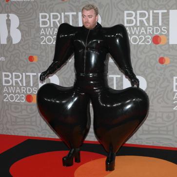 Imagen secundaria 1 - Arriba, diseño de Erdem; a la izquierda, Sam Smith con el traje hinchable de Harri; a la derecha Björk con el vestido cisne de Marjan Pejoski.