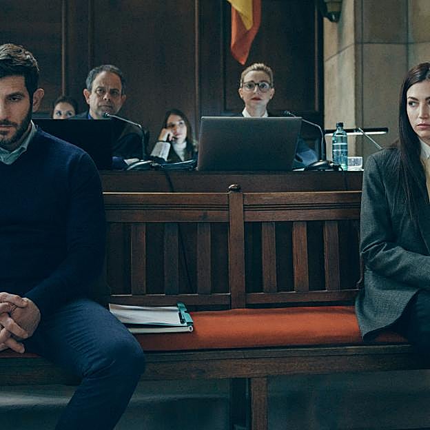 Quim Gutiérrez y Úrsula Corberó en una imagen de El cuerpo en llamas. 