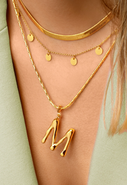 Imagen secundaria 2 - Las sandalias de Martinelli, el bolso de mango y el collar de Singularu.