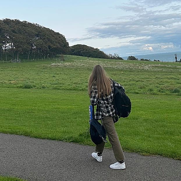 La infanta Sofía llegando al colegio con una mochila.
