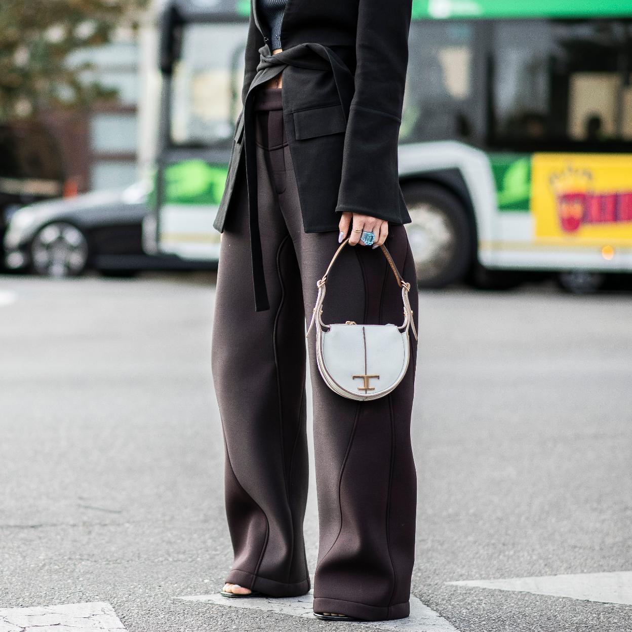Una mujer con pantalones de traje.
