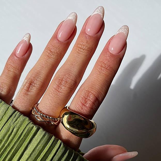 Manicura francesa perlada