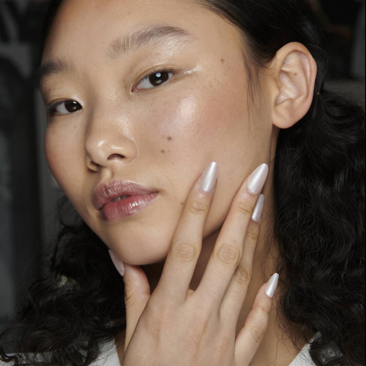 Modelo con uñas perladas