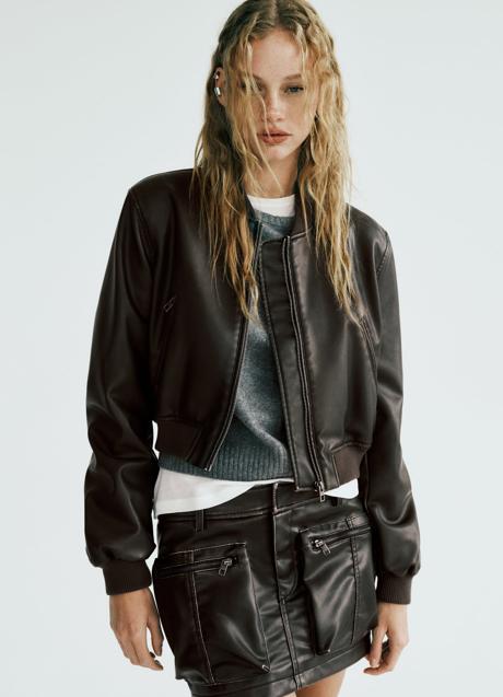 Imagen - Chaqueta bomber corta efecto piel de Zara. Foto: Zara.