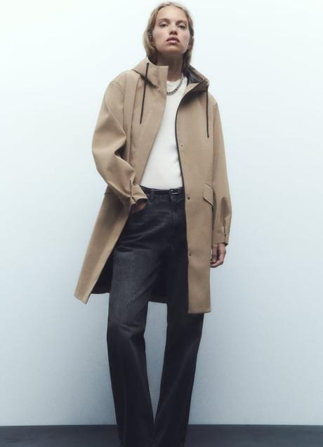 Imagen - Una modelo con el chubasquero de Zara.