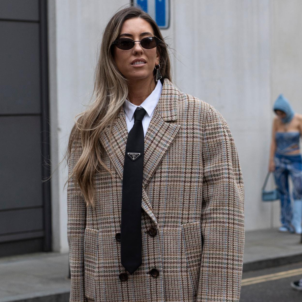 Un look de street style con una corbata de Prada.