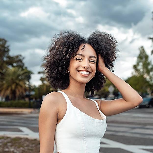 Mujer con pelo rizado afro