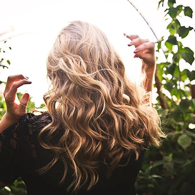 Mujer con pelo ondulado de tipo 2B