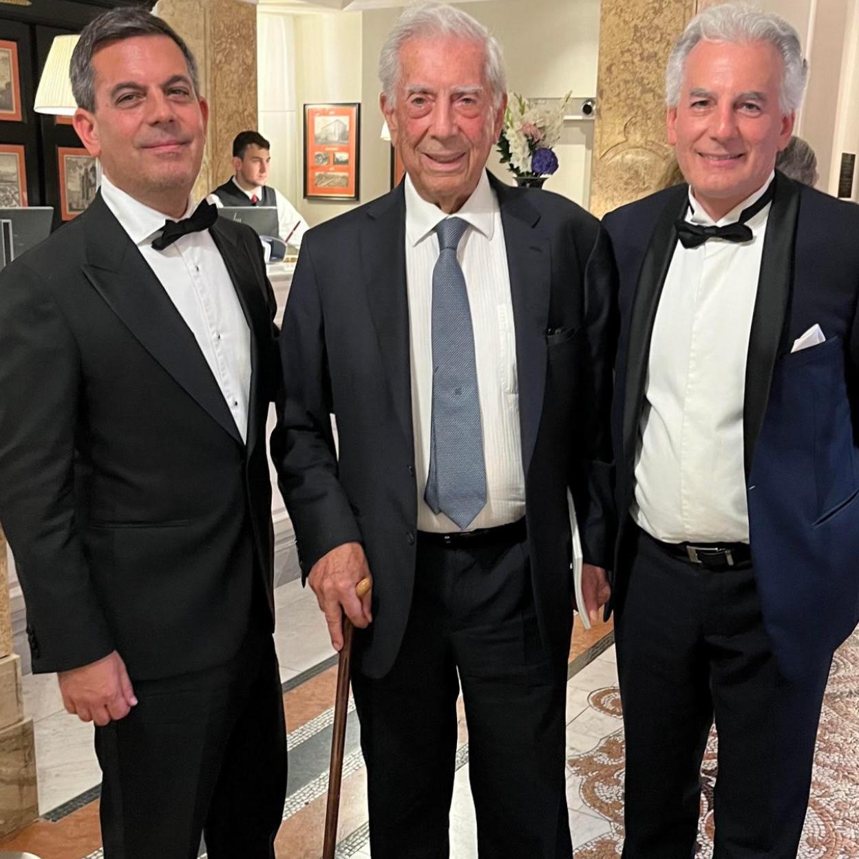 Mario Vargas Llosa junto a sus hijos. 