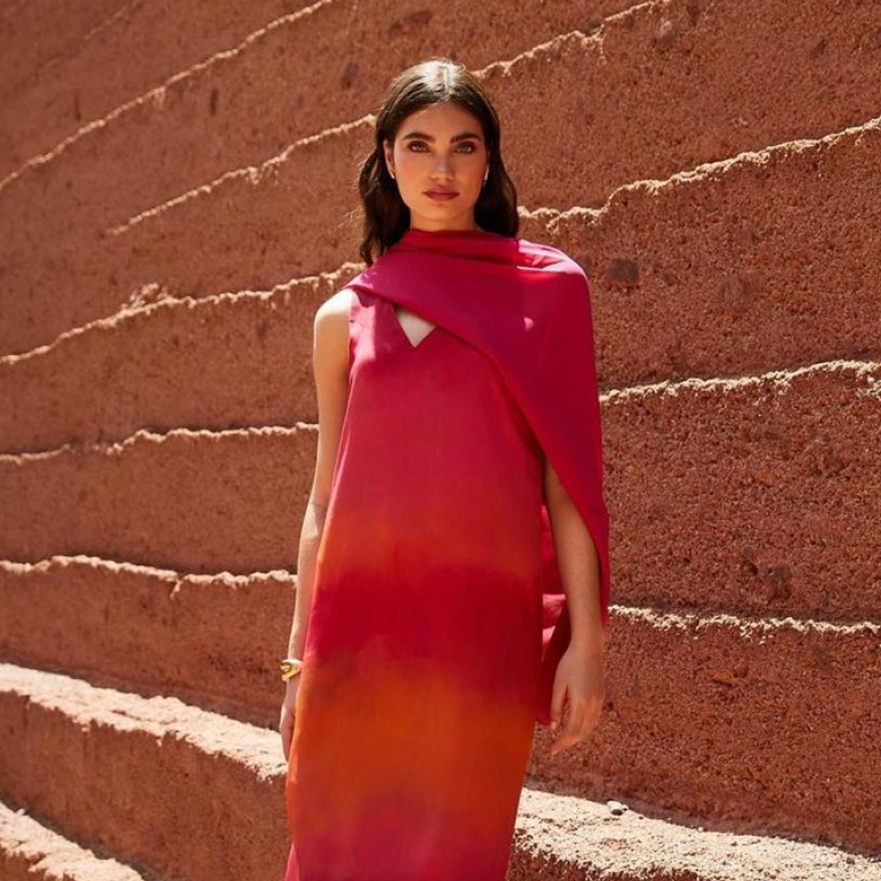 Una mujer con vestido de invitada.