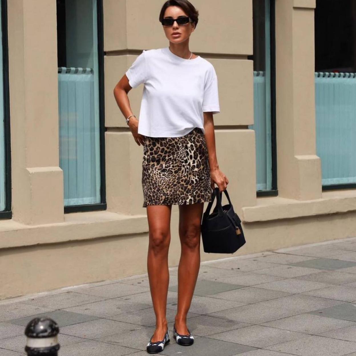 La influencer lleva un look con falda corta estampada