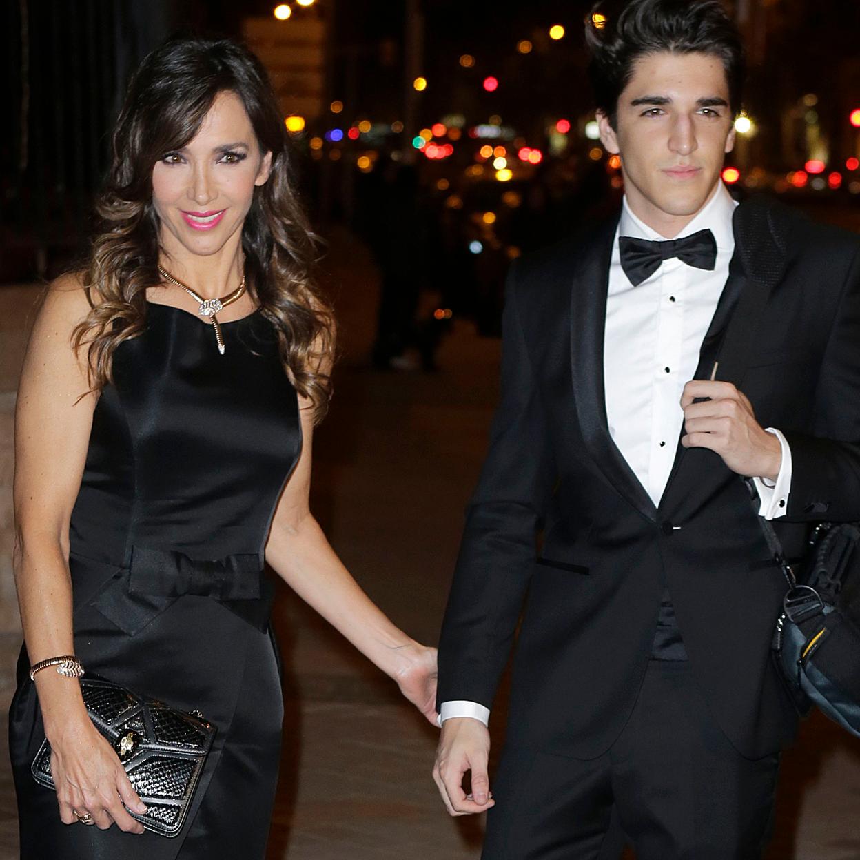 Javier García Lago es el único hijo del matrimonio formado por Paloma lago y Javier García Obregón. 