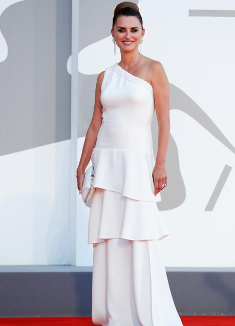 Imagen - Penélpe Cruz posa en la alfombra roja del Festival de Venecia con un vestido blanco. / GTRES