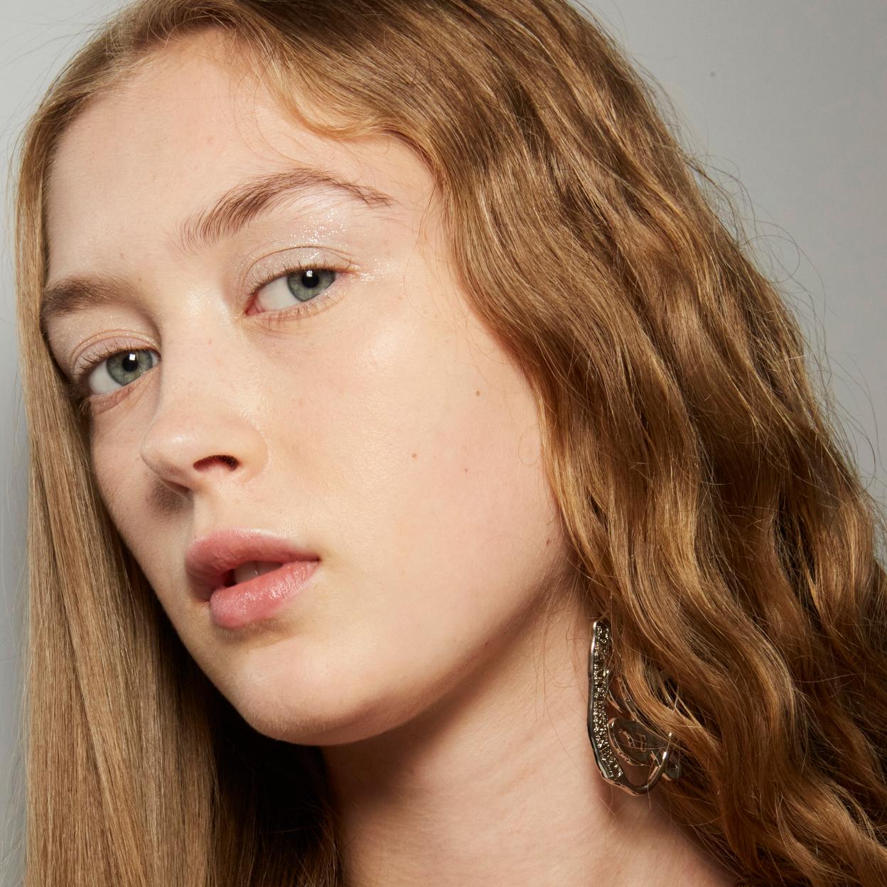 Una modelo con los labios jugosos.