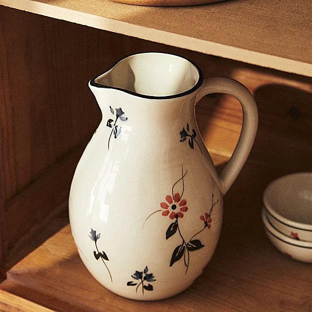 Imagen principal - Jarra, salvamanteles y plato de postre de la vajilla de la nueva colección de Zara Home