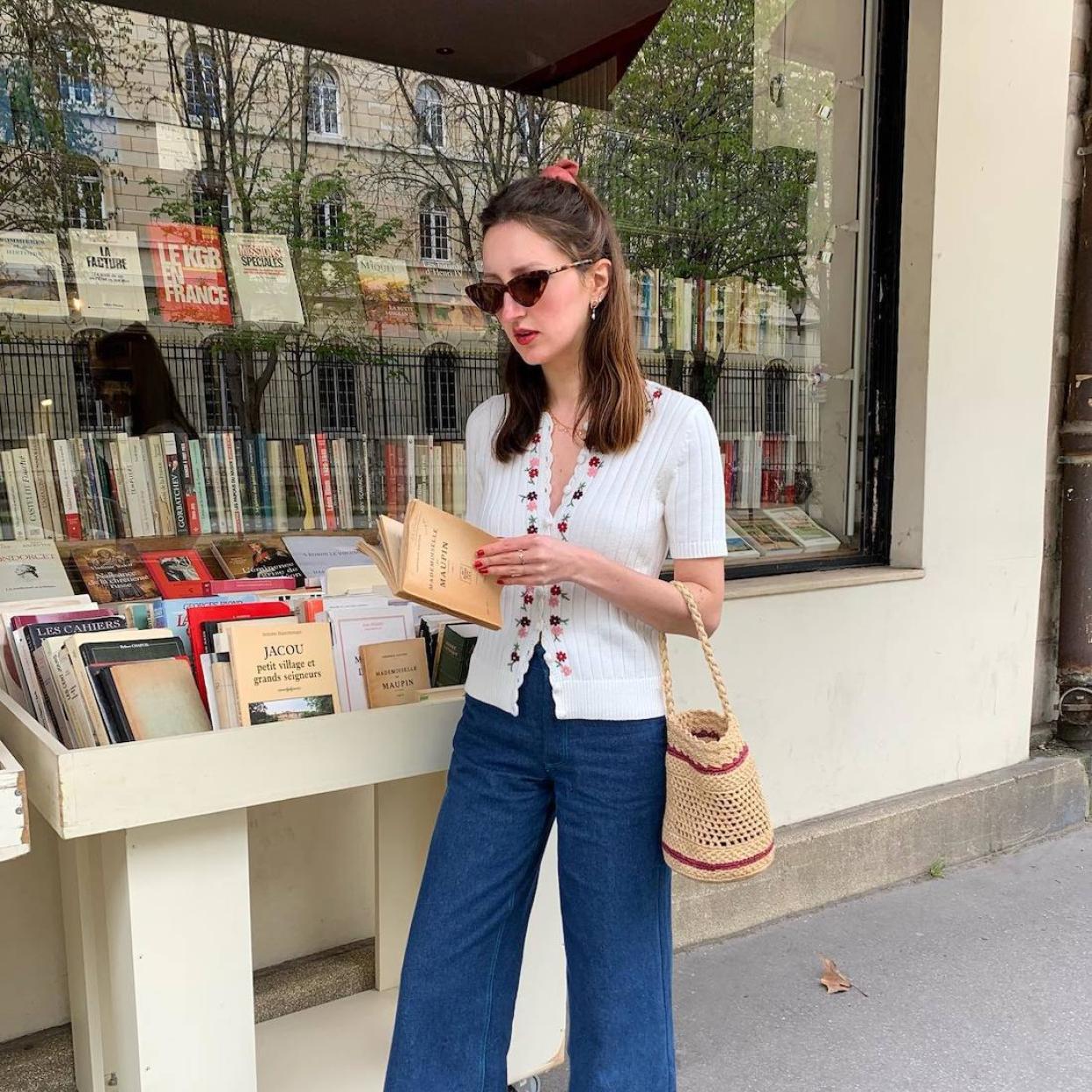 La influencer lleva un jersey de manga corta