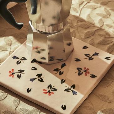 Imagen secundaria 1 - Jarra, salvamanteles y plato de postre de la vajilla de la nueva colección de Zara Home