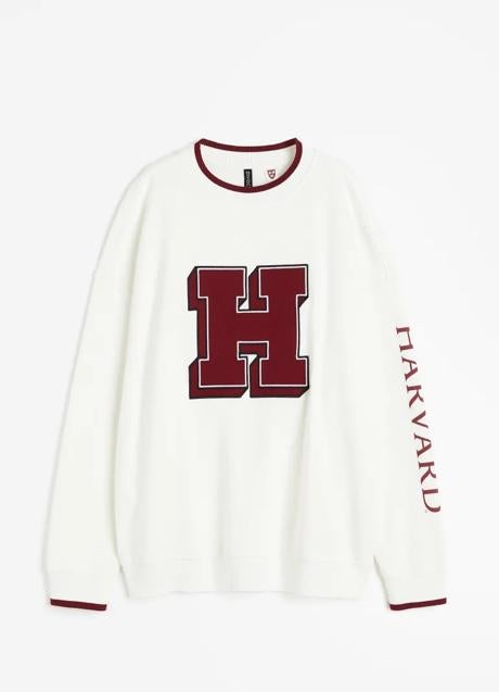 Imagen - Sudadera en blanco con la inicial H en granate. Foto: h&m