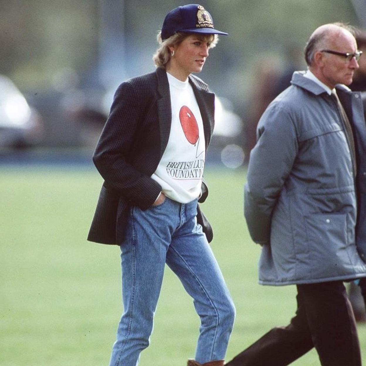 Diana de Gales con sudadera universitaria.