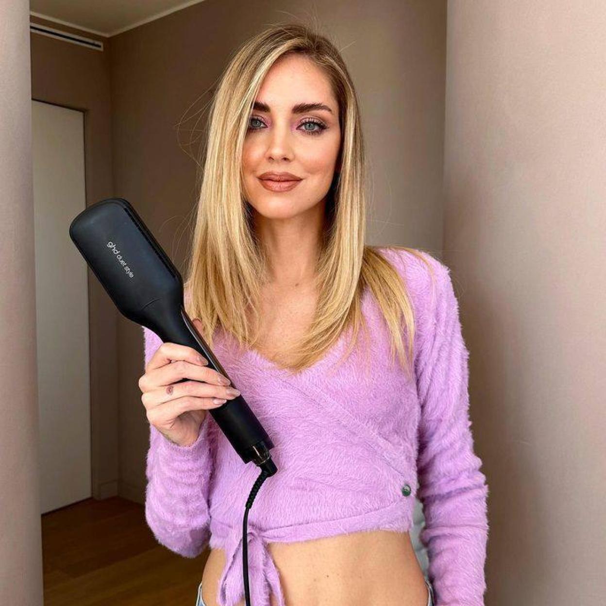 Influencer sujetando planchas para el pelo