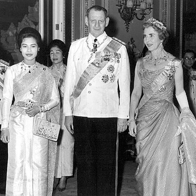 Los reyes Federico e Ingrid de Dinamarca en una visita oficial a Tailandia junto a la reina Sirikit
