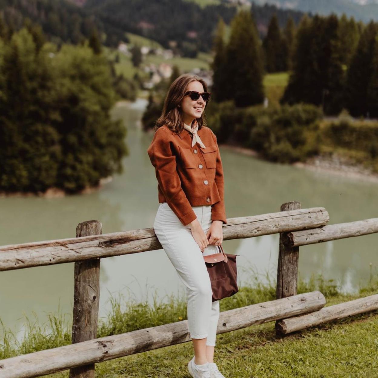 Una mujer con el bolso Le Pliage de Longchamp.