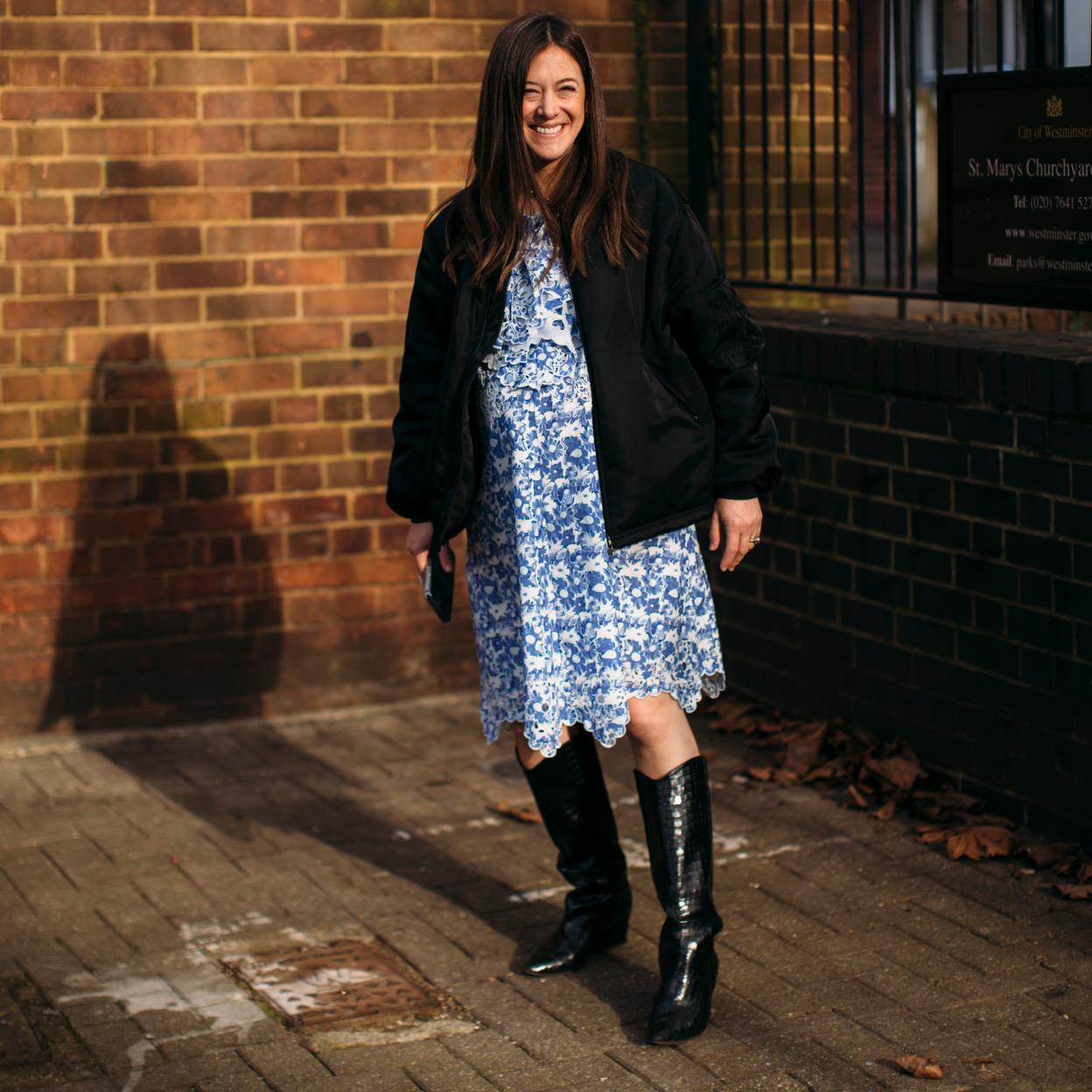 Una mujer con botas altas.
