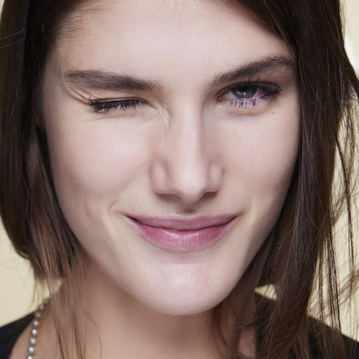 Modelo con pestañas largas