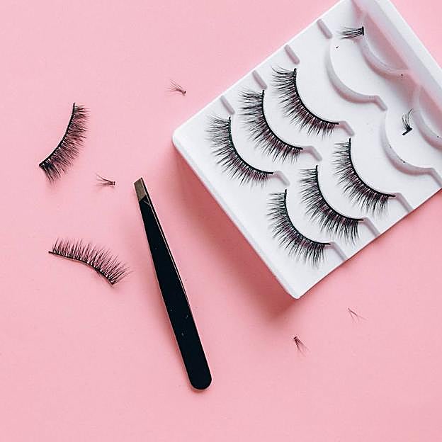 Pestañas postizas con pinzas para aplicar