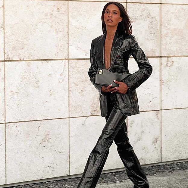 Influencer con total look efecto piel tendencia en otoño