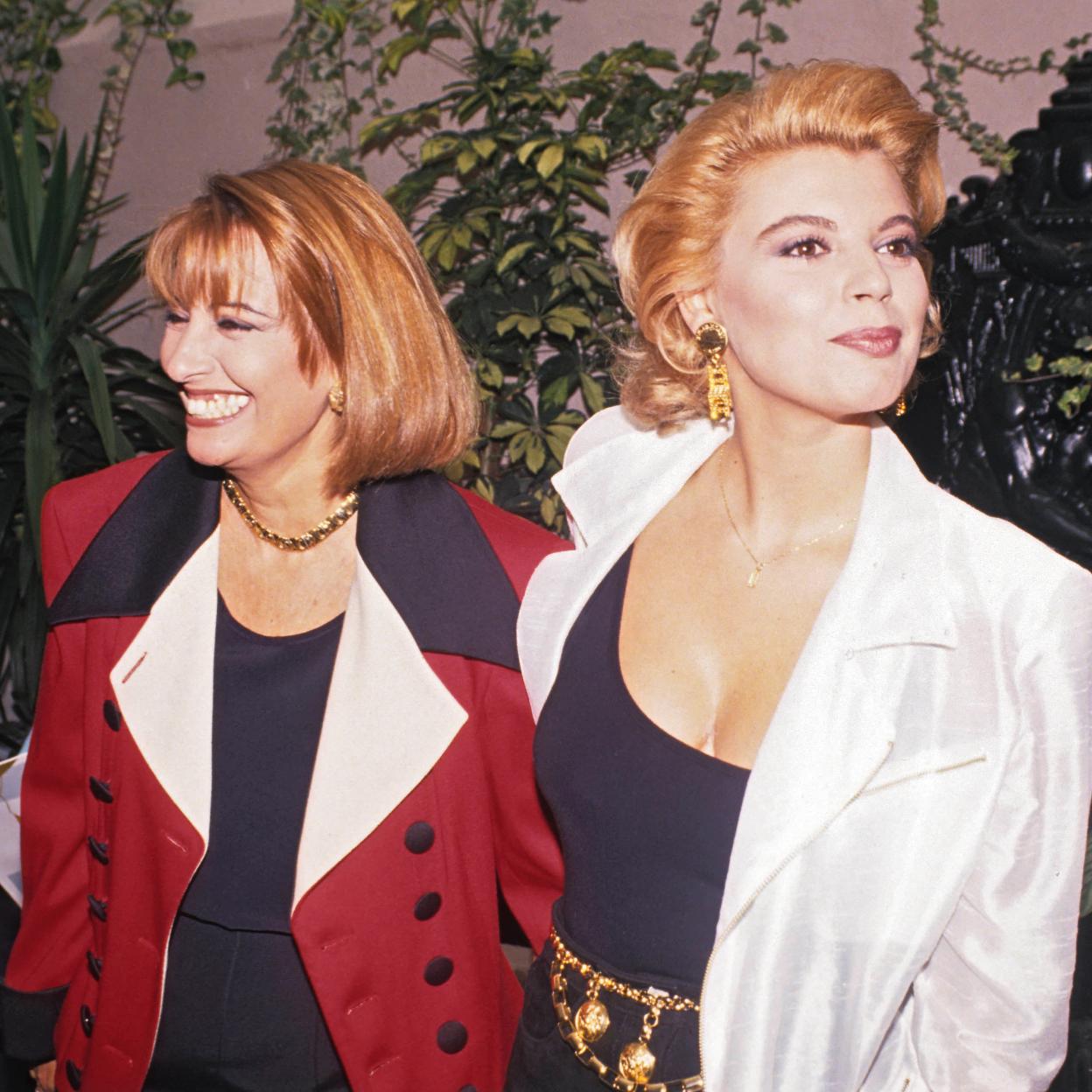 María Teresa Campos, exultante junto a su hija Terelu, fotografiada en los años 90, la década de su máximo estrellato en televisión. 