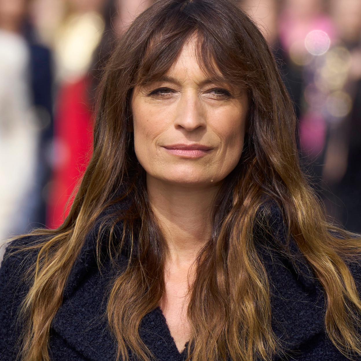 Una mujer con el rostro luminoso.