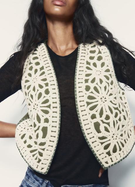 Imagen - Chaleco con bordados de Zara (19,99 euros)